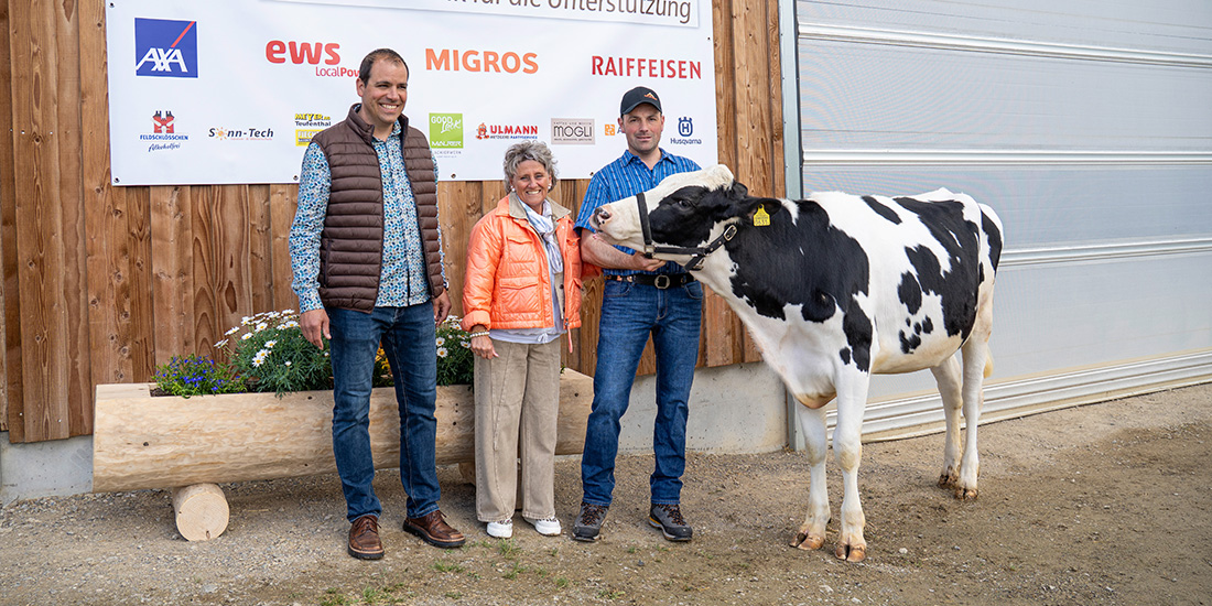 Spenderin Patricia Siegrist von Mogli Mode Reinach mit Ehemann Peter (links) und Urs Siegrist, Züchter von Rind Mogli.