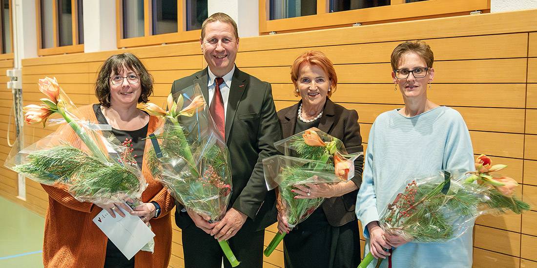 Von links: Karin Dätwyler, Kulturkommission; Siegfried Sommerhalder, Gemeinderat; Gemeindeammann Renate Gautschy nahm die Verabschiedungen vor; Marlen Bühlmann, Finanzkommission.