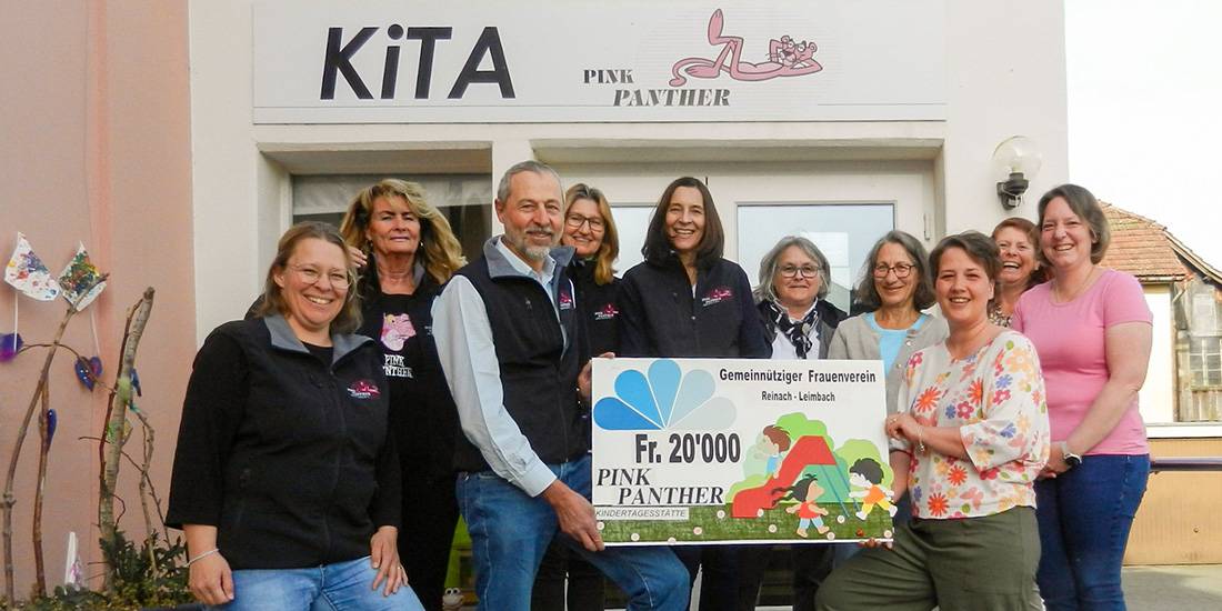 Übergabe der Spende, von links: Nadja Haller, Pia Müller, Martin Diriwächter, Claudia Holliger, Brigitte Iseli («Pink Panther») Monika Steinmann, Kathrin Schaffner, Deborah Andres, Barbara Spielmann, Claudia Fellmann (Gemeinnütziger Frauenverein).