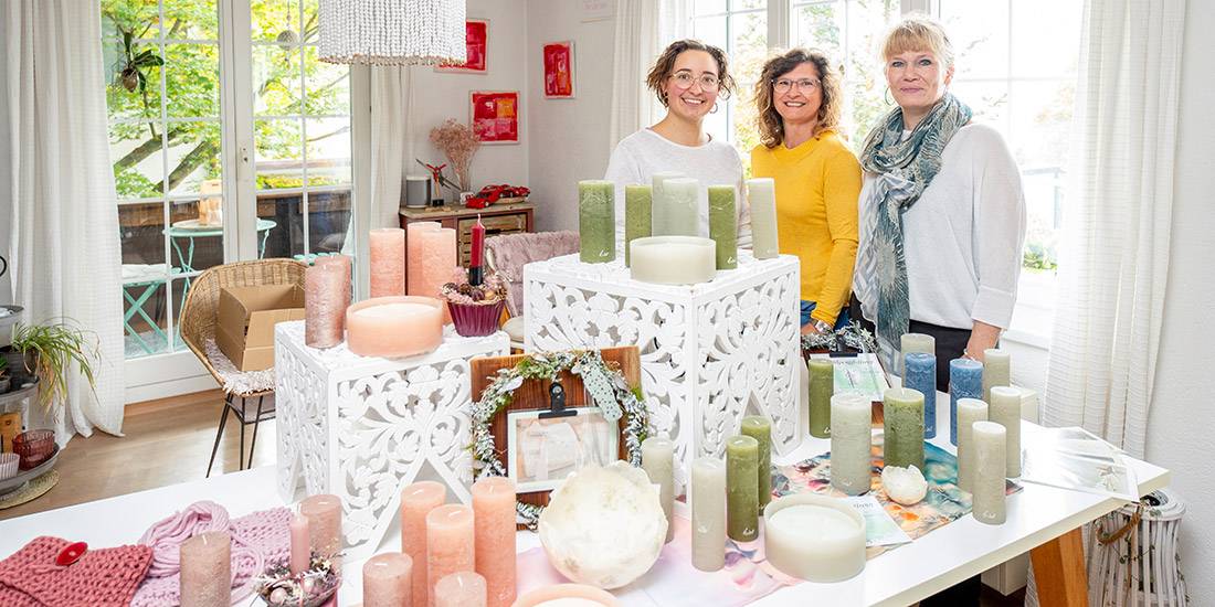 Verpassen der Adventszeit eine spezielle Note: Marika Brand (rechts) und Selina Hilty (links). In der Mitte Mitinitiantin Denise Räber.