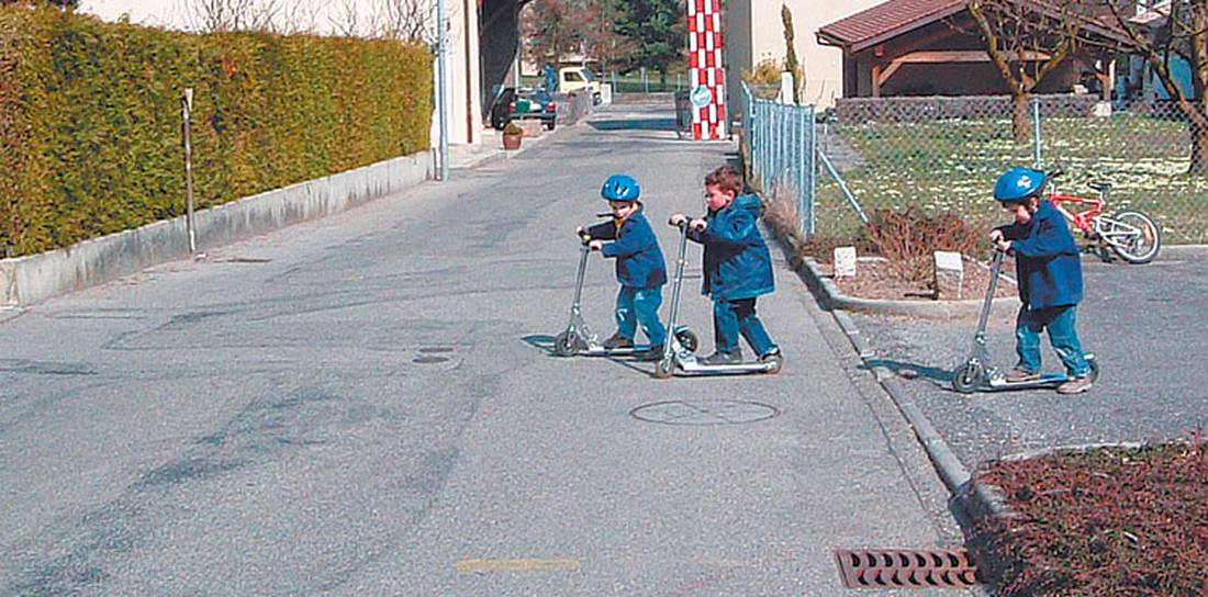 Alter: Kinder im Vorschulalter | Aufmerksamkeit: Im Spiel vertieft, abgelenkt, achten nicht auf den Verkehr | Absicht: Spielen, mit Trottinett die Strasse überqueren