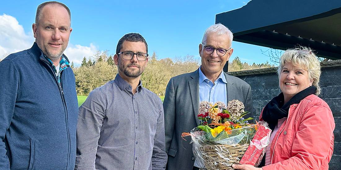 Mit blumigen Frühlingsboten wurde Andreas Huber von den «Wynentaler Stiftungsräten» verabschiedet, von links: Christian Schweizer, Adrian Widmer, Andreas Huber und Helen Dietsche.