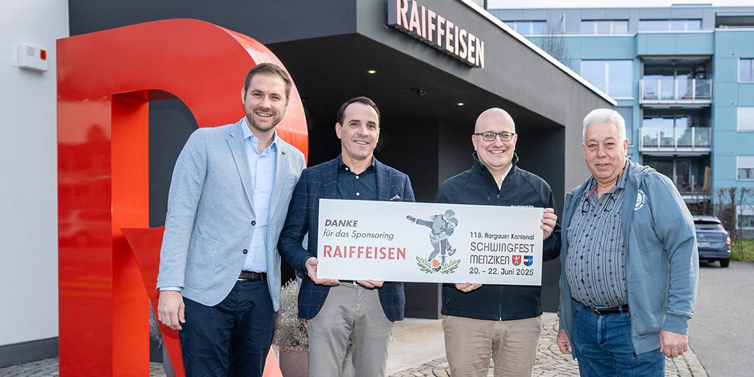 Freuen sich auf die Zusammenarbeit: Die beiden Vorsitzenden der Bankleitung Beromünster und Reitnau-Rued, André Muff und Reto Hauri (Mitte) mit Adrian Meier (Leiter Sponsoring Kantonalschwingfest) und OK-Präsident Res Mäder (rechts).