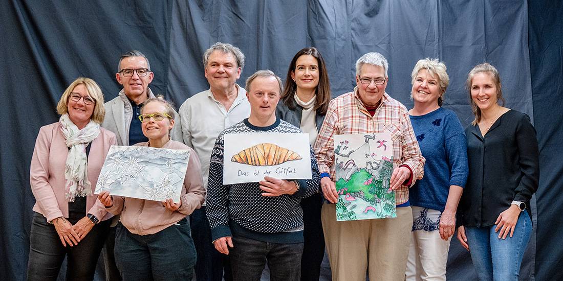 Die drei Gewinnerbilder mit den Künstlerinnen, dem Künstler und der Jury. Rechts nimmt Cornel Fischer Gratulationen entgegen.