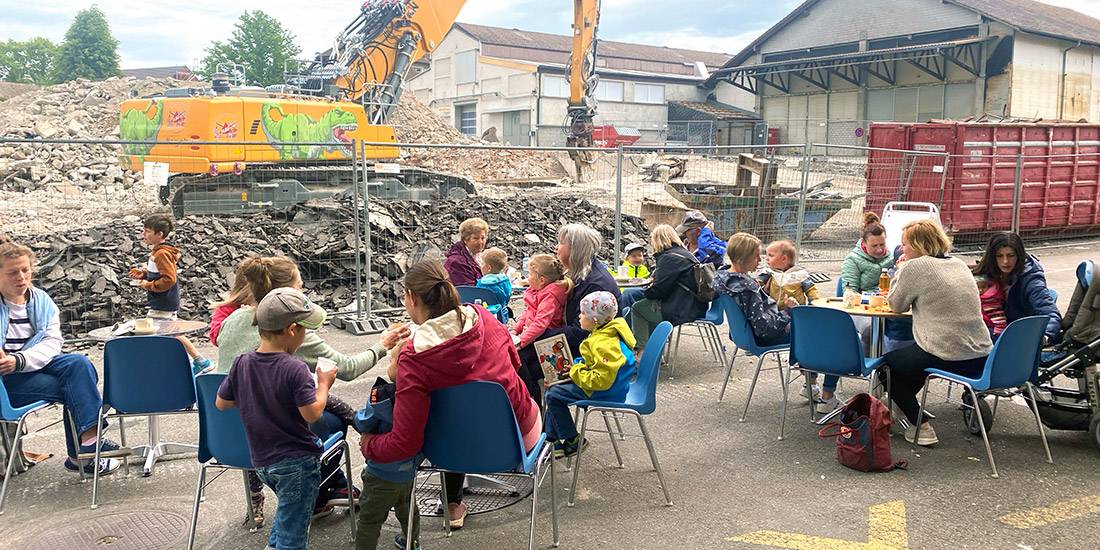 Kaffee mit Aussicht auf die Baustelle. Das Kafi hat sich korkiplatzseitig im Erdgeschoss eingenistet und bietet auch von innen die entsprechende Baggerkulisse.
