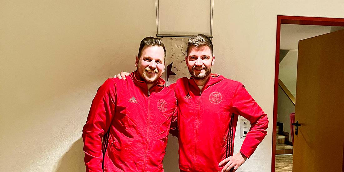 Präsident Patrick Steiner (rechts) begrüsst Patrick Wyser offiziell im Turnverein Dürrenäsch