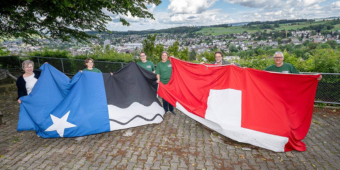 Für Mädchen die Aargauer, für Knaben die Schweize Fahne: Mitglieder des Verkehrsvereins Burg mit den entsprechenden Flaggen.