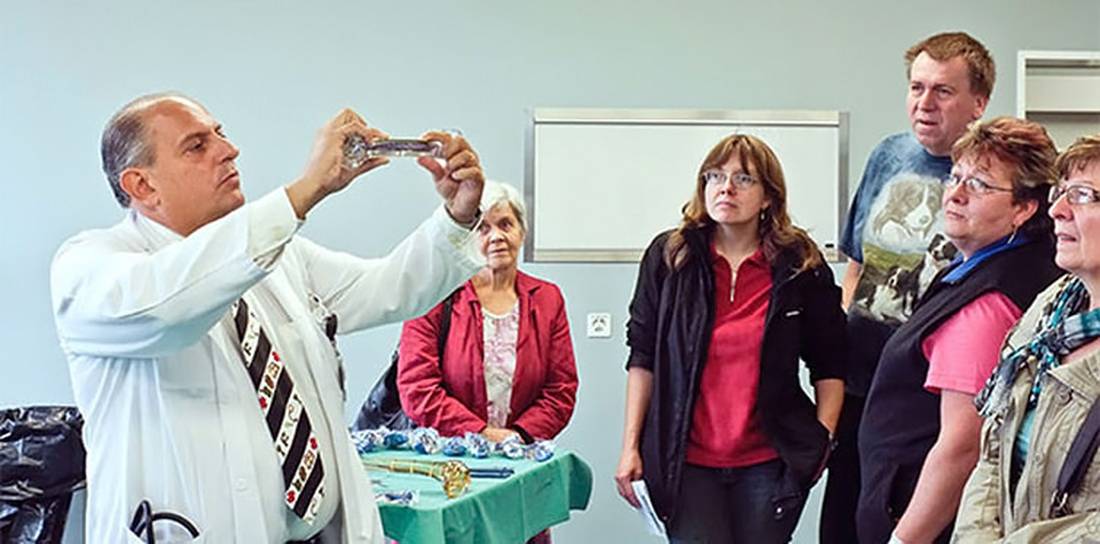 Dr. Fabio Sorrentino zeigt den Besuchern, wie ein Knochenbruch verplattet und verschraubt wird